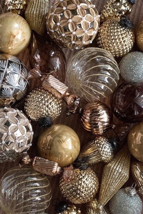 🎄 Classic Ornaments & Baubles: Your Tree's Best Friend