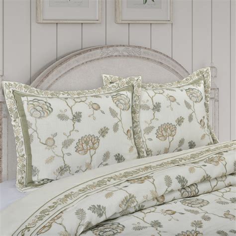 The "Home Away From Home" Essentials: Bedding, Decor & Comfort